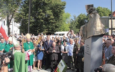 Powyżej: To była wielka patriotyczna manifestacja. Przy monumencie wartę pełnili strzelcy oraz przedstawiciele grup rekonstrukcyjnych