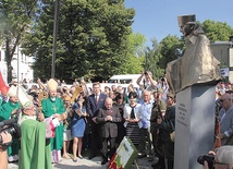 Powyżej: To była wielka patriotyczna manifestacja. Przy monumencie wartę pełnili strzelcy oraz przedstawiciele grup rekonstrukcyjnych