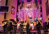  Tegoroczni zwycięzcy festiwalu – zespół Debemus Cantare – w składzie (od lewej): Cezary Swinarski, Weronika Rabek, Sylwia Wąs, Anna Wysocka i Marek Wysocki