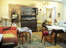   Przedwojenny salon, w którym można znaleźć oryginalne elementy wyposażenia pochodzące z mieszkań modernistycznego budynku
