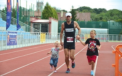  Triathloniści rywalizowali w wodzie, na rowerze i na bieżni