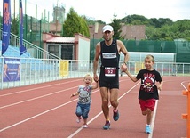  Triathloniści rywalizowali w wodzie, na rowerze i na bieżni