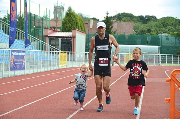  Triathloniści rywalizowali w wodzie, na rowerze i na bieżni