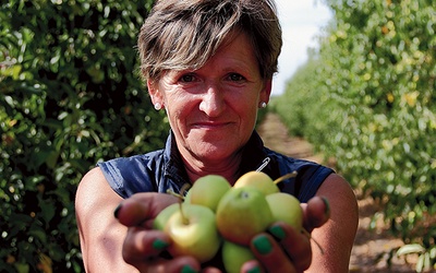 Izabela Przybylska wraz z rodziną prowadzi 6-hektarowy sad 