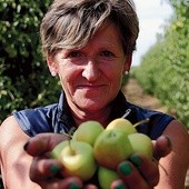 Izabela Przybylska wraz z rodziną prowadzi 6-hektarowy sad 
