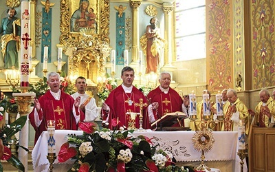 Przy ołtarzu z bp. Romanem Pindlem: proboszcz ks. prał. Stanisław Śmietana i jego poprzednik ks. Filip Piotrowski