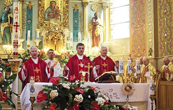 Przy ołtarzu z bp. Romanem Pindlem: proboszcz ks. prał. Stanisław Śmietana i jego poprzednik ks. Filip Piotrowski