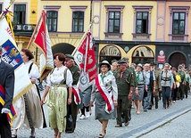  Przemarsz harcerzy na spotkanie poświęcone Władysławie Sikorowej i „Murom”