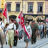  Przemarsz harcerzy na spotkanie poświęcone Władysławie Sikorowej i „Murom”