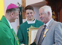 Bronisław Piotrowski otrzymał medal z rąk bp. Romana Pindla