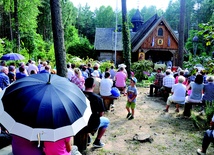  Polanów, 30 sierpnia. W pielgrzymce wzięło udział w sumie ponad 400 osób.  Około 200 przeszło pieszo z kościoła parafialnego na Świętą Górę. Co najmniej drugie tyle przybyło bezpośrednio do pustelni