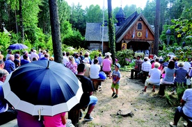  Polanów, 30 sierpnia. W pielgrzymce wzięło udział w sumie ponad 400 osób.  Około 200 przeszło pieszo z kościoła parafialnego na Świętą Górę. Co najmniej drugie tyle przybyło bezpośrednio do pustelni