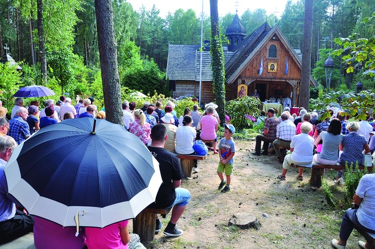  Polanów, 30 sierpnia. W pielgrzymce wzięło udział w sumie ponad 400 osób.  Około 200 przeszło pieszo z kościoła parafialnego na Świętą Górę. Co najmniej drugie tyle przybyło bezpośrednio do pustelni