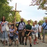  Uczestnicy oazy z Bystrej podczas rozważań stacji Drogi Krzyżowej  