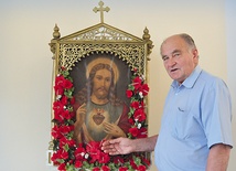  Pan Józef przy obrazie Serca Jezusowego, który ponad 90 lat temu przywędrował do Łomnicy