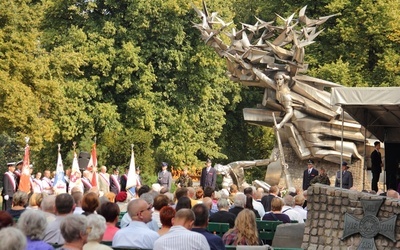 Uroczystości przy pomniku Obrońców Poczty Polskiej w Gdańsku rozpoczęły się w południe