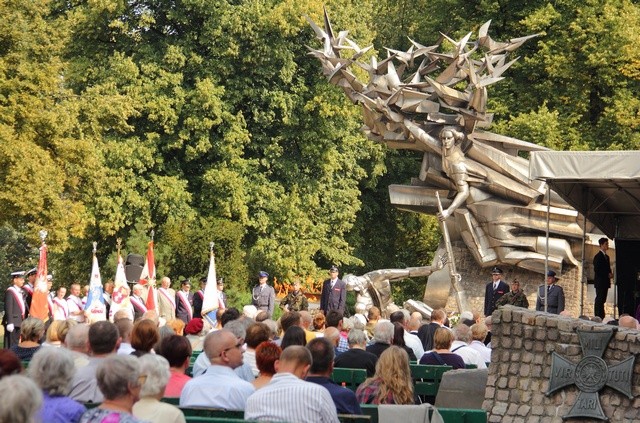 Uroczystości przy pomniku Obrońców Poczty Polskiej w Gdańsku rozpoczęły się w południe
