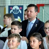 Rzecznik praw dziecka Marek Michalak w otoczeniu uczniów z zespołu szkół w Starym Waliszewie