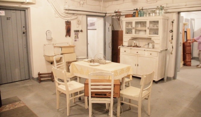 Pomieszczenia znajdujące się w muzeum podzielone sa tematycznie. W „kuchni" zobaczyć można m.in. garnki, lodówkę, zastawę stołową czy westfalkę, będące wyposażeniem przedwojennych mieszkań