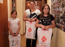 Pani Michalina do Centrum Wolontariatu Caritas na ul. Jesionowej przyszła z dwiema córkami - Julią i Amelią. Obie dziewczynki bardzo cieszą się z ogromnych reklamówek, w których znajdują się zeszyty, farby, bloki i inne przydatne w roku szkolnym przybory