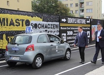 Adam Struzik i  Wojciech Krzewski (po prawej) przy samochodzie egazminacyjnym