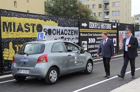 Adam Struzik i  Wojciech Krzewski (po prawej) przy samochodzie egazminacyjnym
