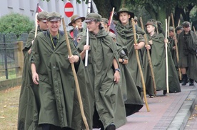 Na miejsce zbiórki zmierza pod wodzą hm. Marka Wierzbickiego HR 1 Pionkowska Drużyna Harcerzy „Czarna Jedynka” im. Józefa Piłsudskiego