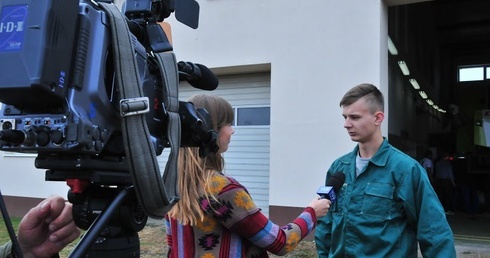 Agnieszka Wurszt z redakcji "Agrobiznesu" przeprowadza wywiad z jednym z uczniów