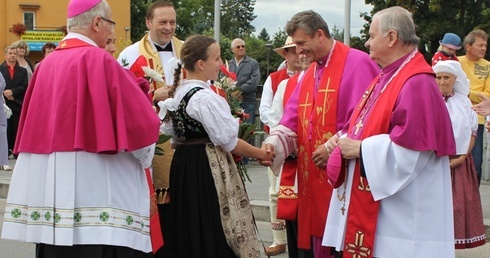 Na Moście Przyjaźni wierni diecezji ostrawsko-opawskiej z bp. Františkiem Lobkowiczem powitali biskupów Romana Pindla i Tadeusza Rakczego oraz diecezjan bielsko-żywieckich