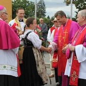 Na Moście Przyjaźni wierni diecezji ostrawsko-opawskiej z bp. Františkiem Lobkowiczem powitali biskupów Romana Pindla i Tadeusza Rakczego oraz diecezjan bielsko-żywieckich