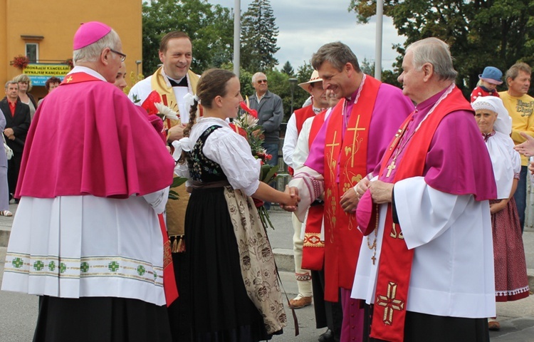 Na Moście Przyjaźni wierni diecezji ostrawsko-opawskiej z bp. Františkiem Lobkowiczem powitali biskupów Romana Pindla i Tadeusza Rakczego oraz diecezjan bielsko-żywieckich