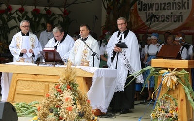 Wspólne błogosławieństwo zakończyło ekumeniczne dożynkowe dziękczynienie za chleb