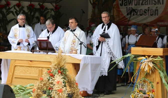 Wspólne błogosławieństwo zakończyło ekumeniczne dożynkowe dziękczynienie za chleb