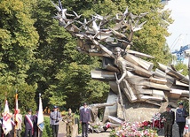 Uroczystości rozpoczęły się w samo południe 1 września. Po Mszy św. złożono kwiaty przy monumencie