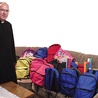 Ponad 20 tornistrów przygotowanych z własnych pieniędzy parafii św. Brata Alberta trafi do dzieci i młodzieży z gdańskiego Przymorza