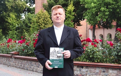 Ks. dr Leszek Jażdżewski jest historykiem i wykładowcą w Gdańskim Seminarium Duchownym. Oprócz działalności naukowej sprawuje posługę duszpasterza środowisk kaszubskich