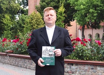 Ks. dr Leszek Jażdżewski jest historykiem i wykładowcą w Gdańskim Seminarium Duchownym. Oprócz działalności naukowej sprawuje posługę duszpasterza środowisk kaszubskich