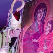  Bp Piotr Libera jako pierwszy powitał symbole