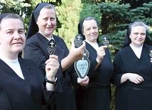 – Po tym znaku można rozpoznać, że należymy do rodziny pasjonistowskiej – mówią siostry (od lewej): Marta, Małgorzata, Agnieszka i Monika z Przasnysza