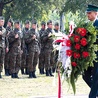 Składanie wieńców  pod pomnikiem celników pomordowanych w Malborku  