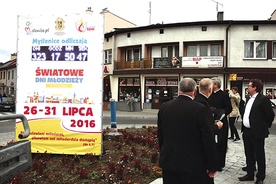 Zegar stanął przy jednym z rond w centrum miasta