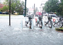  Po ulewie 16 sierpnia krakowskimi ulicami i chodnikami płynęły strumienie wody