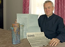Ksiądz Andrzej Tuszyński pokazuje zabytkowe eksponaty, które znaleziono podczas prac remontowych w byłym klasztorze Sióstr Miłosierdzia  św. Wincentego à Paulo przy ul. Kelles-Krauza