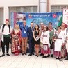 Przedstawicielom zespołów z Włoch, Słowacji, Bośni i Hercegowiny oraz Opoczna lalki w regionalnych strojach przekazali Zdzisław Miękus, dyrektor organizacyjny imprezy, i Marta Lewandowska, dyrektor artystyczny