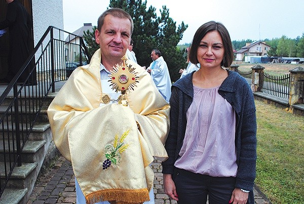  Przedstawiciele głuchoniemych, którzy poprowadzili procesję do kościoła