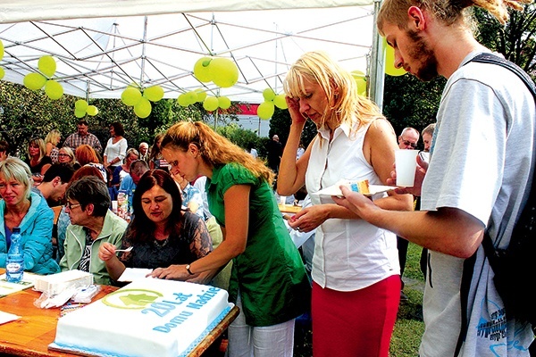 Powyżej: Elżbieta Łabojko, prezes  Fundacji „Dom Nadziei”,  dzieli jubileuszowy tort 