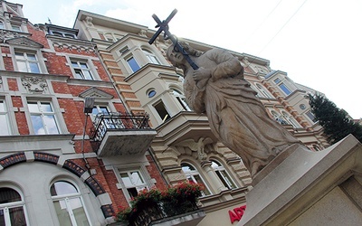 Figurę św. Jana pierwotnie ustawiono przy głównym skrzyżowaniu wsi Katowice. Po 60 latach usunięto ją na prywatną posesję. Obecnie u wylotu  ul. św. Jana znajduje się jej replika