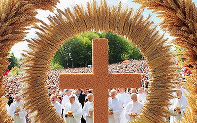 Uroczystości rocznicy objawień Matki Bożej w Gietrzwałdzie są jednocześnie dożynkami archidiecezjalnymi. Wiele sołectw przywozi z sobą dożynkowe wieńce, które ustawiane są przed ołtarzem
