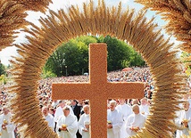 Uroczystości rocznicy objawień Matki Bożej w Gietrzwałdzie są jednocześnie dożynkami archidiecezjalnymi. Wiele sołectw przywozi z sobą dożynkowe wieńce, które ustawiane są przed ołtarzem