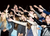 W czasie spotkania młodzieżowego jego uczestnicy bawili się na wieczornym koncercie zespołu Wzgórze Syjon